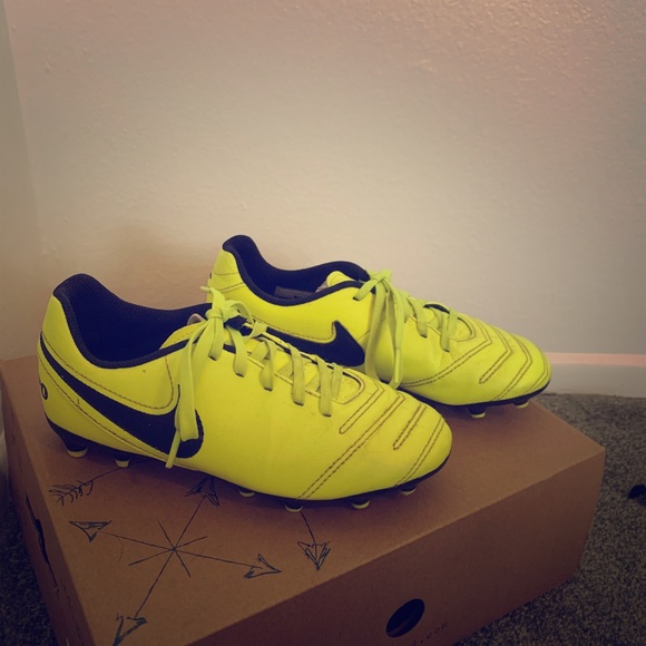 nike tiempo lime green